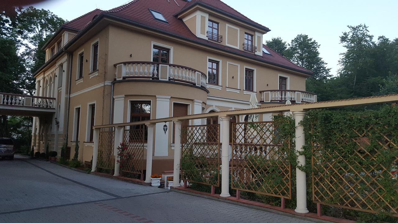 Palac Ogrodowa Тарновске-Гуры Экстерьер фото